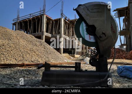 Am 18. September 2021 arbeiten nicht-lokale Arbeiter in der Kolonie pandit in Baramulla, Jammu und Kaschmir, Indien. Im Rahmen der Bemühungen, sie im Kaschmir-Tal zu rehabilitieren, wird hier ein Transitlager mit 40 â‚¹ errichtet, in dem 336 Migrantenfamilien aus Kashmiri Pandit untergebracht werden sollen, sagte Unionsministerin Sarbananda Sonowal am Freitag. Nachdem er den Grundstein für das Transitlager gelegt hatte, sagte er, dass dies ein sehr wichtiger Schritt der Zentralregierung für die Migrantenfamilien Kashmiri Pandit sei, die zurückkehren und friedlich in Kaschmir leben wollen. „Für die Rehabilitation der Kashmiri-Pandits, ein tr Stockfoto