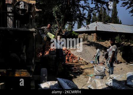 Am 18. September 2021 arbeiten nicht-lokale Arbeiter in der Kolonie pandit in Baramulla, Jammu und Kaschmir, Indien. Im Rahmen der Bemühungen, sie im Kaschmir-Tal zu rehabilitieren, wird hier ein Transitlager mit 40 â‚¹ errichtet, in dem 336 Migrantenfamilien aus Kashmiri Pandit untergebracht werden sollen, sagte Unionsministerin Sarbananda Sonowal am Freitag. Nachdem er den Grundstein für das Transitlager gelegt hatte, sagte er, dass dies ein sehr wichtiger Schritt der Zentralregierung für die Migrantenfamilien Kashmiri Pandit sei, die zurückkehren und friedlich in Kaschmir leben wollen. „Für die Rehabilitation der Kashmiri-Pandits, ein tr Stockfoto