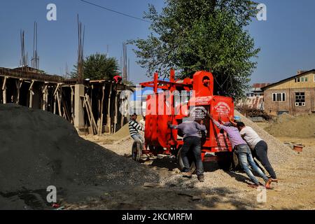 Am 18. September 2021 arbeiten nicht-lokale Arbeiter in der Kolonie pandit in Baramulla, Jammu und Kaschmir, Indien. Im Rahmen der Bemühungen, sie im Kaschmir-Tal zu rehabilitieren, wird hier ein Transitlager mit 40 â‚¹ errichtet, in dem 336 Migrantenfamilien aus Kashmiri Pandit untergebracht werden sollen, sagte Unionsministerin Sarbananda Sonowal am Freitag. Nachdem er den Grundstein für das Transitlager gelegt hatte, sagte er, dass dies ein sehr wichtiger Schritt der Zentralregierung für die Migrantenfamilien Kashmiri Pandit sei, die zurückkehren und friedlich in Kaschmir leben wollen. „Für die Rehabilitation der Kashmiri-Pandits, ein tr Stockfoto