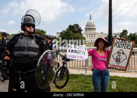 Medea Benjamin, eine der Mitbegründer von CODEPINK, steht während der von Look Ahead America im US-Kapitol veranstalteten Kundgebung „Justice for J6“ neben der Polizei des Kapitols in Aufruhr mit antifaschistischen Zeichen. Der Zweck der Kundgebung besteht darin, gegen die Inhaftierung von politischen Gefangenen zu protestieren, die fälschlicherweise als gewaltlose Demonstranten gelten, die wegen Verbrechen während des Aufstands vom 6. Januar angeklagt sind. Zusätzlich zur Veranstaltung im Capitol finden Kundgebungen in 17 Hauptstädten statt. (Foto von Allison Bailey/NurPhoto) Stockfoto