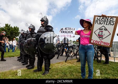 Medea Benjamin, eine der Mitbegründer von CODEPINK, steht während der von Look Ahead America im US-Kapitol veranstalteten Kundgebung „Justice for J6“ neben der Polizei des Kapitols in Aufruhr mit antifaschistischen Zeichen. Der Zweck der Kundgebung besteht darin, gegen die Inhaftierung von politischen Gefangenen zu protestieren, die fälschlicherweise als gewaltlose Demonstranten gelten, die wegen Verbrechen während des Aufstands vom 6. Januar angeklagt sind. Zusätzlich zur Veranstaltung im Capitol finden Kundgebungen in 17 Hauptstädten statt. (Foto von Allison Bailey/NurPhoto) Stockfoto