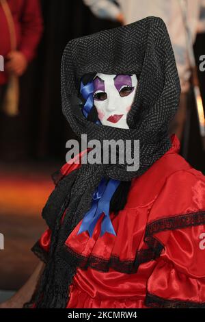 Eine maskierte mexikanische Tänzerin führt während des Tages der Toten in Toronto, Ontario, Kanada, einen traditionellen Tanz auf. Der Tag der Toten (Dia de los Muertos) ist ein traditioneller mexikanischer Feiertag, der im katholischen Kalender mit dem Tag der Allerseelen zusammenfällt und durch Besuche der Grabstätten von Angehörigen gekennzeichnet ist. Es ist ein freudiger Anlass, bei dem die Zelebranten an den Verstorbenen denken. (Foto von Creative Touch Imaging Ltd./NurPhoto) Stockfoto