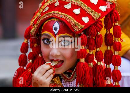 Ein junges Mädchen, das als lebende Göttin Kumari gekleidet ist, nimmt am 18. September 2021 an der Kumari-Puja Teil, einer Verehrungszeremonie in Kathmandu, Nepal. (Foto von Sunil Pradhan/NurPhoto) Stockfoto