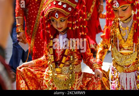 Ein junges Mädchen, das als lebende Göttin Kumari gekleidet ist, nimmt am 18. September 2021 an der Kumari-Puja Teil, einer Verehrungszeremonie in Kathmandu, Nepal. (Foto von Sunil Pradhan/NurPhoto) Stockfoto