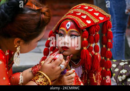 Ein junges Mädchen, das als lebende Göttin Kumari gekleidet ist, nimmt am 18. September 2021 an der Kumari-Puja Teil, einer Verehrungszeremonie in Kathmandu, Nepal. (Foto von Sunil Pradhan/NurPhoto) Stockfoto