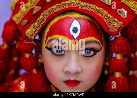 Ein junges Mädchen, das als lebende Göttin Kumari gekleidet ist, nimmt am 18. September 2021 an der Kumari-Puja Teil, einer Verehrungszeremonie in Kathmandu, Nepal. (Foto von Sunil Pradhan/NurPhoto) Stockfoto