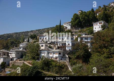 Panoramablick auf das traditionelle griechische Dorf Makrinitsa auf dem Berg Pilion in Zentralgriechenland. Makrinitsa ist eine berühmte Siedlung mit traditionellen Steinhäusern und Hotels mit herrlicher Aussicht und Natur auf dem Berg Pilio in der Nähe der Stadt Volos. Makrinitsa, Griechenland am 17. September 2021 (Foto von Nicolas Economou/NurPhoto) Stockfoto