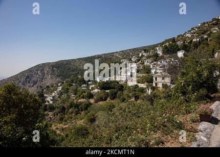 Panoramablick auf das traditionelle griechische Dorf Makrinitsa auf dem Berg Pilion in Zentralgriechenland. Makrinitsa ist eine berühmte Siedlung mit traditionellen Steinhäusern und Hotels mit herrlicher Aussicht und Natur auf dem Berg Pilio in der Nähe der Stadt Volos. Makrinitsa, Griechenland am 17. September 2021 (Foto von Nicolas Economou/NurPhoto) Stockfoto