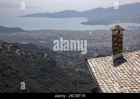 Panoramablick auf das traditionelle griechische Dorf Makrinitsa auf dem Berg Pilion in Zentralgriechenland. Makrinitsa ist eine berühmte Siedlung mit traditionellen Steinhäusern und Hotels mit herrlicher Aussicht und Natur auf dem Berg Pilio in der Nähe der Stadt Volos. Makrinitsa, Griechenland am 17. September 2021 (Foto von Nicolas Economou/NurPhoto) Stockfoto