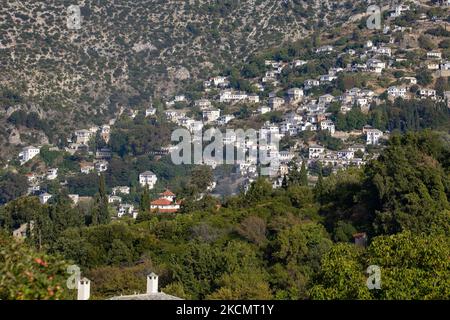 Panoramablick auf das traditionelle griechische Dorf Makrinitsa auf dem Berg Pilion in Zentralgriechenland. Makrinitsa ist eine berühmte Siedlung mit traditionellen Steinhäusern und Hotels mit herrlicher Aussicht und Natur auf dem Berg Pilio in der Nähe der Stadt Volos. Makrinitsa, Griechenland am 17. September 2021 (Foto von Nicolas Economou/NurPhoto) Stockfoto