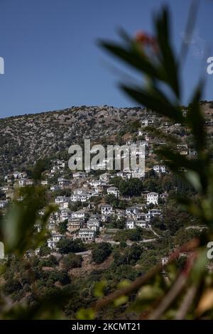 Panoramablick auf das traditionelle griechische Dorf Makrinitsa auf dem Berg Pilion in Zentralgriechenland. Makrinitsa ist eine berühmte Siedlung mit traditionellen Steinhäusern und Hotels mit herrlicher Aussicht und Natur auf dem Berg Pilio in der Nähe der Stadt Volos. Makrinitsa, Griechenland am 17. September 2021 (Foto von Nicolas Economou/NurPhoto) Stockfoto