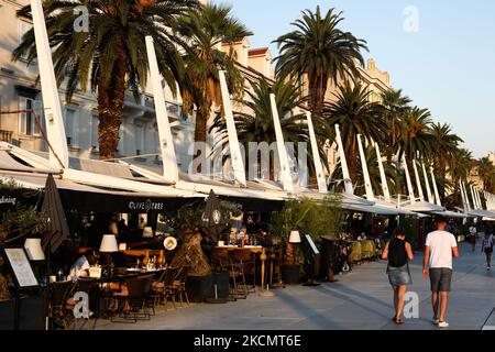 Am 14. September 2021 spazieren die Menschen auf der Riva-Promenade in Split, Kroatien. (Foto von Jakub Porzycki/NurPhoto) Stockfoto