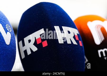 Der kroatische öffentlich-rechtliche Sender HRT-Mikrofon wird vor der Pressekonferenz der Kroatischen Sozialliberalen Partei am 16. September 2021 in Zagreb, Kroatien, gesehen. (Foto von Jakub Porzycki/NurPhoto) Stockfoto