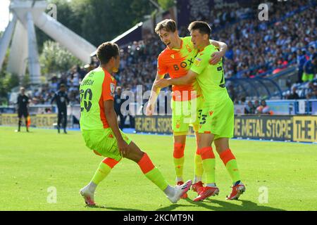 Joe Lolley von Nottingham Forest feiert mit James Garner von Nottingham Forest und Brennan Johnson von Nottingham Forest, nachdem er während des Sky Bet Championship-Spiels zwischen Huddersfield Town und Nottingham Forest am Samstag, dem 18.. September 2021, im John Smith's Stadium, Huddersfield, das zweite Tor erzielt hatte. (Foto von Jon Hobley/MI News/NurPhoto) Stockfoto