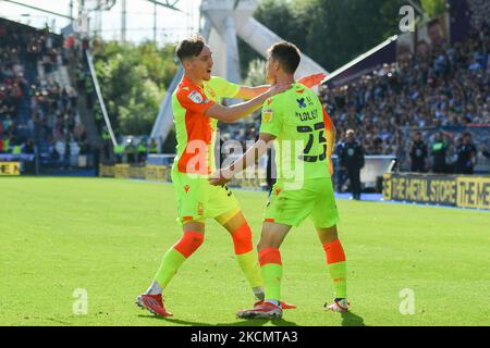 James Garner von Nottingham Forest feiert mit Joe Lolley von Nottingham Forest, nachdem er am Samstag, den 18.. September 2021, beim Sky Bet Championship-Spiel zwischen Huddersfield Town und Nottingham Forest im John Smith's Stadium, Huddersfield, ein Tor auf 0-2 Punkte erzielt hat. (Foto von Jon Hobley/MI News/NurPhoto) Stockfoto