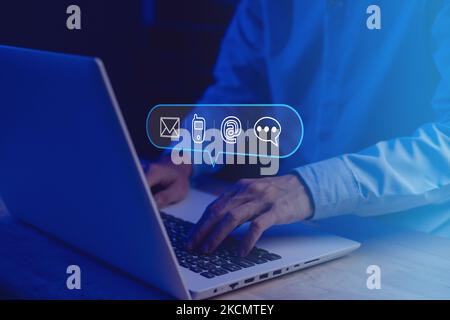 Geschäftsmann mit Notebook (Laptop). Kontaktieren Sie uns oder die Hotline des Kundensupportsan–Personen verbinden sich (E-Mail, Anruf, Chat, Nachricht) Stockfoto