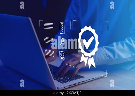 Geschäftsmann mit Zeichen von Top-Service über Notebook (Laptop). ISO-Zertifizierung, Garantie, Qualitätssicherung, Normen und Normungskonzept. Cu Stockfoto