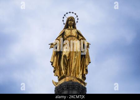 Diese goldene Statue der seligen Jungfrau Maria auf einer Säule außerhalb der Kathedrale der Himmelfahrt der seligen Jungfrau Maria in Zagreb, Kroatien am 16. September 2021. (Foto von Beata Zawrzel/NurPhoto) Stockfoto