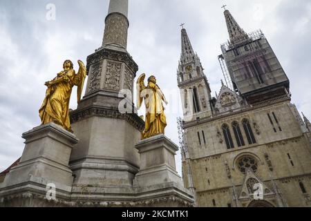 Goldene Engelsstatuen auf dem Brunnen vor der Kathedrale zur Himmelfahrt der seligen Jungfrau Maria in Zagreb, Kroatien am 16. September 2021. (Foto von Beata Zawrzel/NurPhoto) Stockfoto