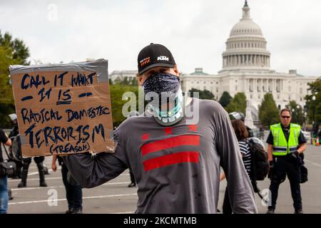 Ein Gegendemonster hält ein Schild, das die Aufständischen vom 6. Januar als Terroristen und Verräter bei der von Look Ahead America veranstalteten Kundgebung „Justice for J6“ im US-Kapitol aufruft. Der Zweck der Kundgebung besteht darin, gegen die Inhaftierung von politischen Gefangenen zu protestieren, die fälschlicherweise als gewaltlose Demonstranten gelten, die wegen Verbrechen während des Aufstands vom 6. Januar angeklagt sind. Zusätzlich zur Veranstaltung im Capitol finden Kundgebungen in 17 Hauptstädten statt. (Foto von Allison Bailey/NurPhoto) Stockfoto