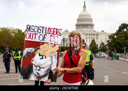 Nicky Sundt aus Washington, DC, einer von vielen Gegendemonstlern, steht während der von Look Ahead America veranstalteten Kundgebung „Justice for J6“ vor dem US-Kapitol. Der Zweck der Kundgebung besteht darin, gegen die Inhaftierung von politischen Gefangenen zu protestieren, die fälschlicherweise als gewaltlose Demonstranten gelten, die wegen Verbrechen während des Aufstands vom 6. Januar angeklagt sind. Zusätzlich zur Veranstaltung im Capitol finden Kundgebungen in 17 Hauptstädten statt. (Foto von Allison Bailey/NurPhoto) Stockfoto