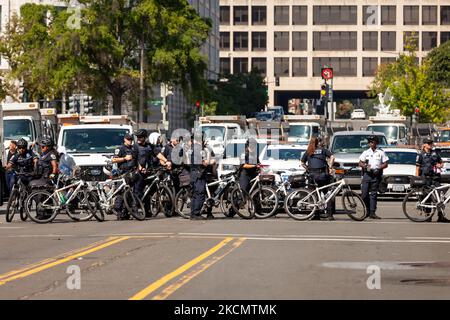 Fahrradbeamte der Metropolitan Police (DC Police) bilden eine Trennlinie zwischen Demonstranten und Gegendemonstlern als Vorsichtsmaßnahme während der von Look Ahead America im US-Kapitol veranstalteten Kundgebung „Justice for J6“. Hinter der Linie sind die zahlreichen Patrouillenautos und Schneepflüge sichtbar, die zur Kontrolle des Zuganges verwendet wurden. Der Zweck der Kundgebung besteht darin, gegen die Inhaftierung von politischen Gefangenen zu protestieren, die fälschlicherweise als gewaltlose Demonstranten gelten, die wegen Verbrechen während des Aufstands vom 6. Januar angeklagt sind. Zusätzlich zur Veranstaltung im Capitol finden Kundgebungen in 17 Hauptstädten statt. (Foto von Allison Bai Stockfoto