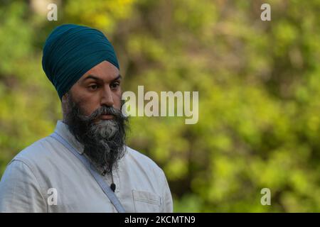 Jagmeet Singh, Vorsitzender der New Democratic Party, trifft sich während der heutigen Kampagne mit Mitarbeitern des Gesundheitswesens in Edmonton. Am Samstag, den 18. September 2021, in Edmonton, Alberta, Kanada. (Foto von Artur Widak/NurPhoto) Stockfoto