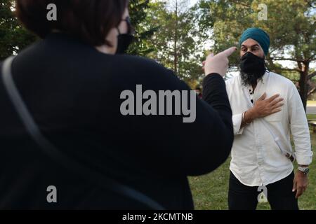 Jagmeet Singh, Vorsitzender der New Democratic Party, trifft seine Unterstützer in der Nähe des East Edmonton Health Center, nachdem er sich während der heutigen Kampagne in Edmonton mit Mitarbeitern des Gesundheitswesens getroffen hat. Am Samstag, den 18. September 2021, in Edmonton, Alberta, Kanada. (Foto von Artur Widak/NurPhoto) Stockfoto