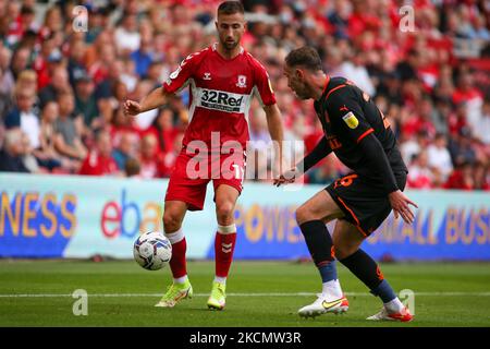 Middlesbroughs Andraž Šporar tritt während des Sky Bet Championship-Spiels zwischen Middlesbrough und Blackpool im Riverside Stadium, Middlesbrough, am Samstag, dem 18.. September 2021, gegen Blackpools Richard Keogh an. (Foto von Michael Driver/MI News/NurPhoto) Stockfoto