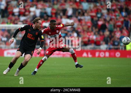 Isaiah Jones von Middlesbrough löst sich während des Sky Bet Championship-Spiels zwischen Middlesbrough und Blackpool im Riverside Stadium, Middlesbrough, am Samstag, dem 18.. September 2021, von Josh Bowler aus Blackpool ab. (Foto von Michael Driver/MI News/NurPhoto) Stockfoto