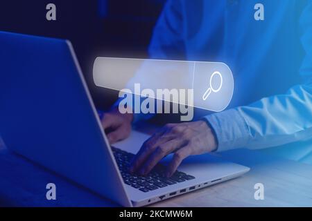 Suchmaschinen-Technologie. Geschäftsmann tippen Sie auf Suche nach Dateninformationen mit leerer Suchleiste, Hologramm mit Notebook (Laptop), um Informationen zu suchen Stockfoto