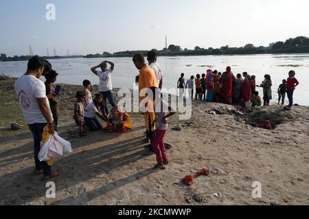 Anhänger tragen am letzten Tag des Ganesh Chaturthi-Festivals in Neu-Delhi, Indien, am 19. September 2021 ein Idol des elefantenköpfigen Hindu-gottes Ganesh im Fluss Yamuna. (Foto von Mayank Makhija/NurPhoto) Stockfoto