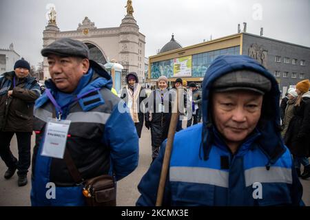 Moskau, Russland. 4.. November 2022 Mitarbeiter der Straßenreinigung und Instandhaltung auf einer Lebensmittelmesse, die im Rahmen des Nationalen Einheitstages in VDNKh am russischen Einheitstag in Moskau, Russland, abgehalten wird Stockfoto