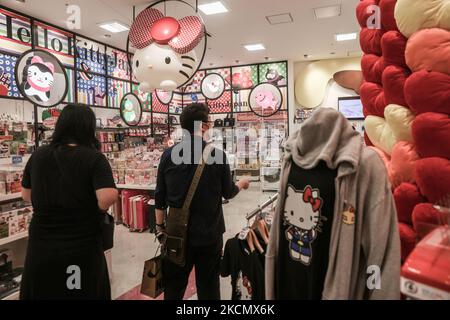 04/09/2021 Tokio, Japan. Der Hello Kitty Shop in Odaiba. Der Covid-Notstand in Japan hält an und die Touristenorte und Bürobereiche sind viel weniger frequentiert. Obwohl die Fälle von Coronaviren allmählich zurückgehen, versucht die Regierung, über die Verlängerung des Ausnahmezustands COVID-19 in Tokio und anderen Ballungsgebieten zu entscheiden, in denen Krankenhäuser weiterhin unter Druck stehen. (Foto von Mauro Ujetto/NurPhoto) Stockfoto