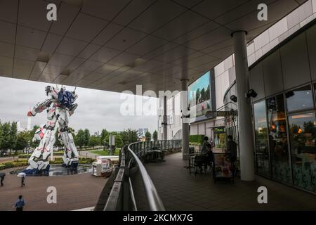 04/09/2021 Tokio, Japan. Die lebensgroße Statue von Unicorn Gundam als Attraktion in Odaiba vor einem Einkaufszentrum. Der Covid-Notstand in Japan hält an und die Touristenorte und Bürobereiche sind viel weniger frequentiert. Obwohl die Fälle von Coronaviren allmählich zurückgehen, versucht die Regierung, über die Verlängerung des Ausnahmezustands COVID-19 in Tokio und anderen Ballungsgebieten zu entscheiden, in denen Krankenhäuser weiterhin unter Druck stehen. (Foto von Mauro Ujetto/NurPhoto) Stockfoto