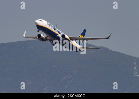 Ryanair Low-Cost-Carrier Boeing 737-800 Flugzeuge wie gesehen Abflug und Flug von der griechischen Stadt Thessaloniki, von Makedonia International Airport SKG LGTS. Das Düsenflugzeug der irischen Billigfluggesellschaft hat die Registrierung Ei-EVC. Der Passagierverkehr ist aufgrund der Coronavirus-Pandemie Covid-19, die die Tourismus- und Luftfahrtindustrie getroffen hat, zurückgegangen. Aufgrund der Reisebeschränkungen und der Sicherheitsmaßnahmen wie Sperren, Quarantäne, Schnelltests und pcr-Tests etc. Aufgrund der Coronavirus-Pandemie Covid-19, die die Luftfahrtindustrie schwer getroffen hat, sank die Zahl der weltweiten Flugpassagiere. Stockfoto