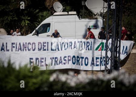 Alitalia-Arbeiter mit einem Banner gegen Entlassungen während der Demonstration Italien der Erlösung, die Partei Fratelli d'Italia anlässlich der Kommunalwahlen, in Rom, Italien, am 18. September 2021. (Foto von Andrea Ronchini/NurPhoto) Stockfoto