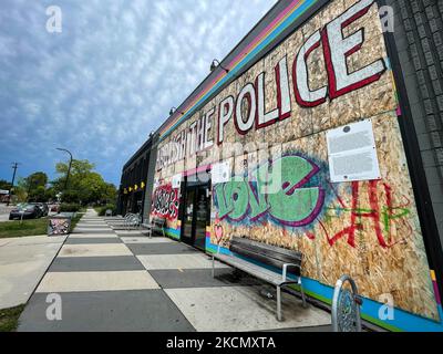 Graffiti auf einem Gebäude lautet: „Abschaffen Sie die Polizei“ entlang der Minnehaha Avenue in Minneapolis, Minnesota, am 24. August 2021. (Foto von Karla Ann Cote/NurPhoto) Stockfoto