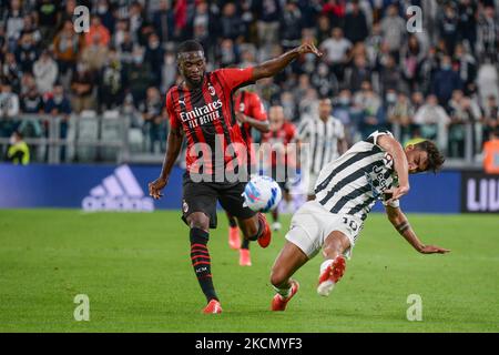 Paulo Dybala vom FC Juventus und Fikayo Tomori vom AC Mailand während des Serie-A-Spiels zwischen dem FC Juventus und dem AC Mailand im Allianz-Stadion in Turin am 19. September 2021 in Italien (Foto: Alberto Gandolfo/NurPhoto) Stockfoto