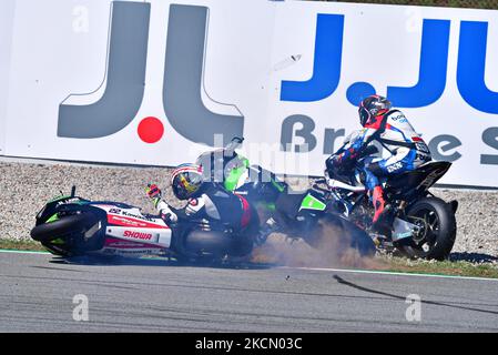 Absturz zwischen Alex Lowes (22) und Lachlan Epis (83) während der World Superbike - SBK Hyunday N Catalunya Runde FIM Superbike Weltmeisterschaft 2021 - Race2 am 19. September 2021 auf dem Circuit de Barcelona-Catalunya in Barcelona, Spanien (Foto by Otto Moretti/LiveMedia/NurPhoto) Stockfoto