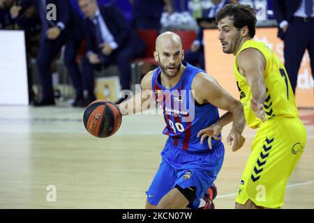 Tomas Bellas und Nick Calathes während des Spiels zwischen dem FC Barcelona und UCAM Murcia CB, entsprechend der 1. Woche der Liga Endesa, spielten am 19.. September 2021 im Palau Blaugrana in Barcelona, Spanien. -- (Foto von Urbanandsport/NurPhoto) Stockfoto