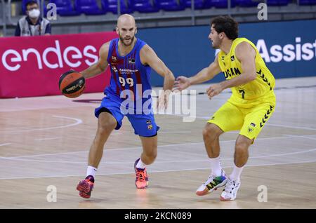 Tomas Bellas und Nick Calathes während des Spiels zwischen dem FC Barcelona und UCAM Murcia CB, entsprechend der 1. Woche der Liga Endesa, spielten am 19.. September 2021 im Palau Blaugrana in Barcelona, Spanien. -- (Foto von Urbanandsport/NurPhoto) Stockfoto