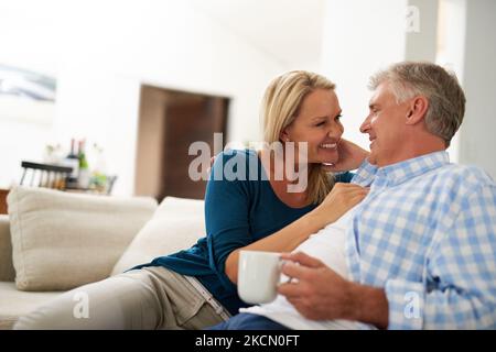 Zusammen zu sein ist eine absolute Glückseligkeit. Ein reifes Paar, das sich zu Hause entspannt. Stockfoto