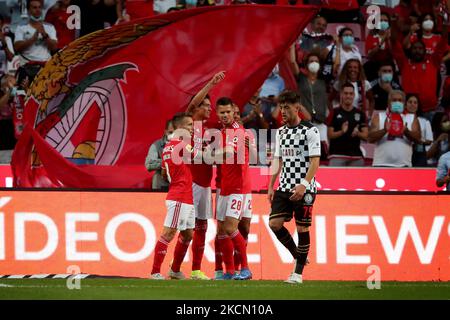 Darwin Nunez von SL Benfica feiert mit seinen Teamkollegen, nachdem er beim Fußballspiel der Portugiesischen Liga zwischen SL Benfica und dem Boavista FC am 20. September 2021 im Luz-Stadion in Lissabon, Portugal, Punkten konnte. (Foto von Pedro FiÃºza/NurPhoto) Stockfoto