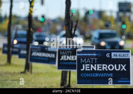 Wahlschilder entlang der Ellerslie Road in Edmonton, die am Wahltag der kanadischen Bundestagswahl 2021 zu sehen waren. Am Montag, den 20. September 2021, Kanada. (Foto von Artur Widak/NurPhoto) Stockfoto