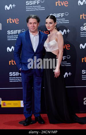Gustavo Dudamel anda Maria Valverde nimmt am 20. September 2021 2021 an der distancia de Rescate Red Carpet beim San Sebastian Filmfestival 69. in San Sebastian, Spanien, Teil.der Regisseur Dolores Fonzi nimmt am 20. September 69. am distancia de Rescate Red Carpet beim San Sebastian Filmfestival in San Sebastian, Spanien, Teil. (Foto von COOLMedia/NurPhoto) Stockfoto