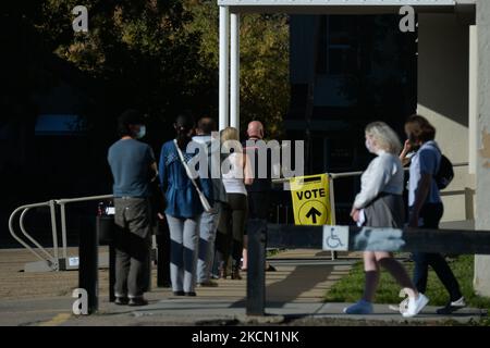 Wähler, die darauf warten, bei den kanadischen Bundestagswahlen 2021 in einem Wahllokal in der Innenstadt von Edmonton ihre Stimmen abzugeben. Am Montag, den 20. September 2021, Kanada. (Foto von Artur Widak/NurPhoto) Stockfoto