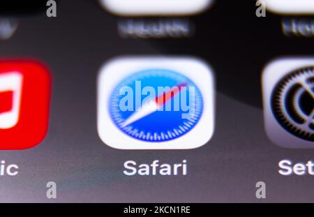 Das Safari-Symbol wird auf einem Telefonbildschirm in dieser Abbildung angezeigt, die am 21. September 2021 in Krakau, Polen, aufgenommen wurde. (Fotoillustration von Jakub Porzycki/NurPhoto) Stockfoto