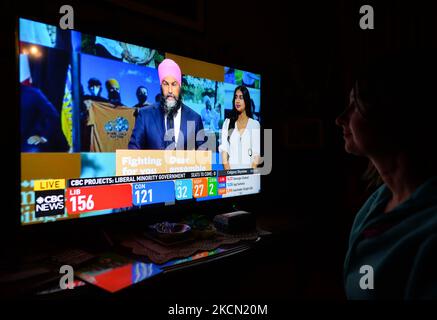 Eine Frau beobachtet, wie der Vorsitzende der Neuen Demokratischen Partei, Jagmeet Singh, während einer Fernsehansprache in der Wahlnacht in den CTV News spricht. Die vorgezogenen Wahlergebnisse sagen voraus, dass der liberale Führer Justin Trudeau bei diesen Parlamentswahlen 44. genügend Sitze gewinnen wird, um am Montag, dem 20. September 2021, in Edmonton, Alberta, eine weitere Minderheitsregierung zu bilden. Kanada. (Foto von Artur Widak/NurPhoto) Stockfoto