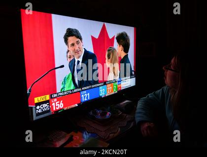 Eine Frau sieht Justin Trudeau, den Führer der Liberalen Partei Kanadas, während einer Fernsehansprache in der Wahlnacht in den CTV News sprechen. Die vorgezogenen Wahlergebnisse sagen voraus, dass der liberale Führer Justin Trudeau bei diesen Parlamentswahlen 44. genügend Sitze gewinnen wird, um am Montag, dem 20. September 2021, in Edmonton, Alberta, eine weitere Minderheitsregierung zu bilden. Kanada. (Foto von Artur Widak/NurPhoto) Stockfoto